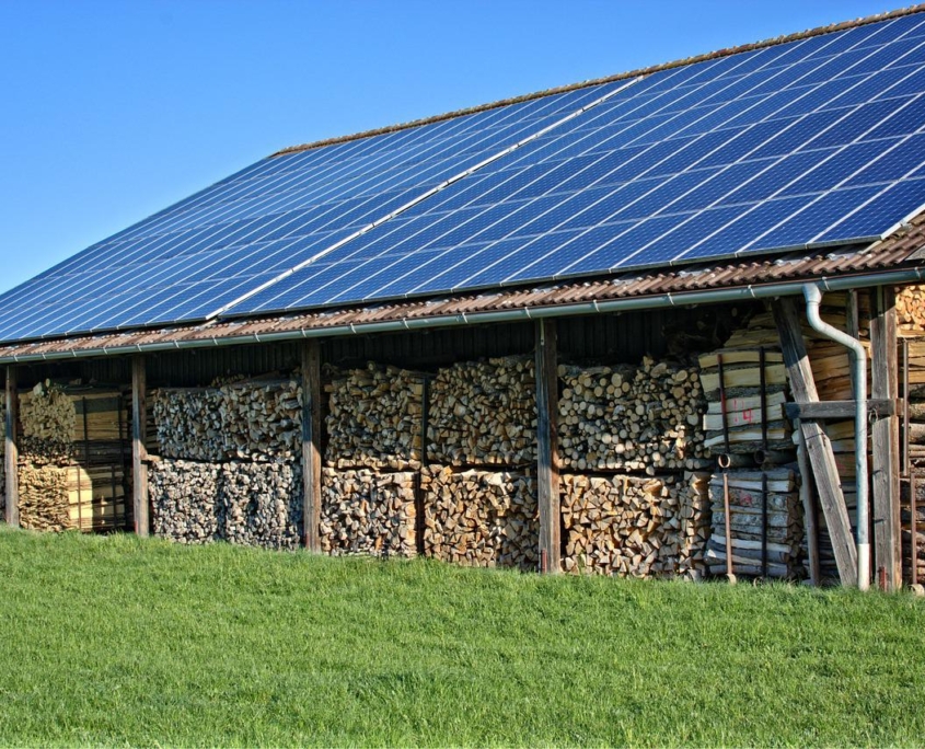 Asesoría energética - casa con placas solares en el tejado